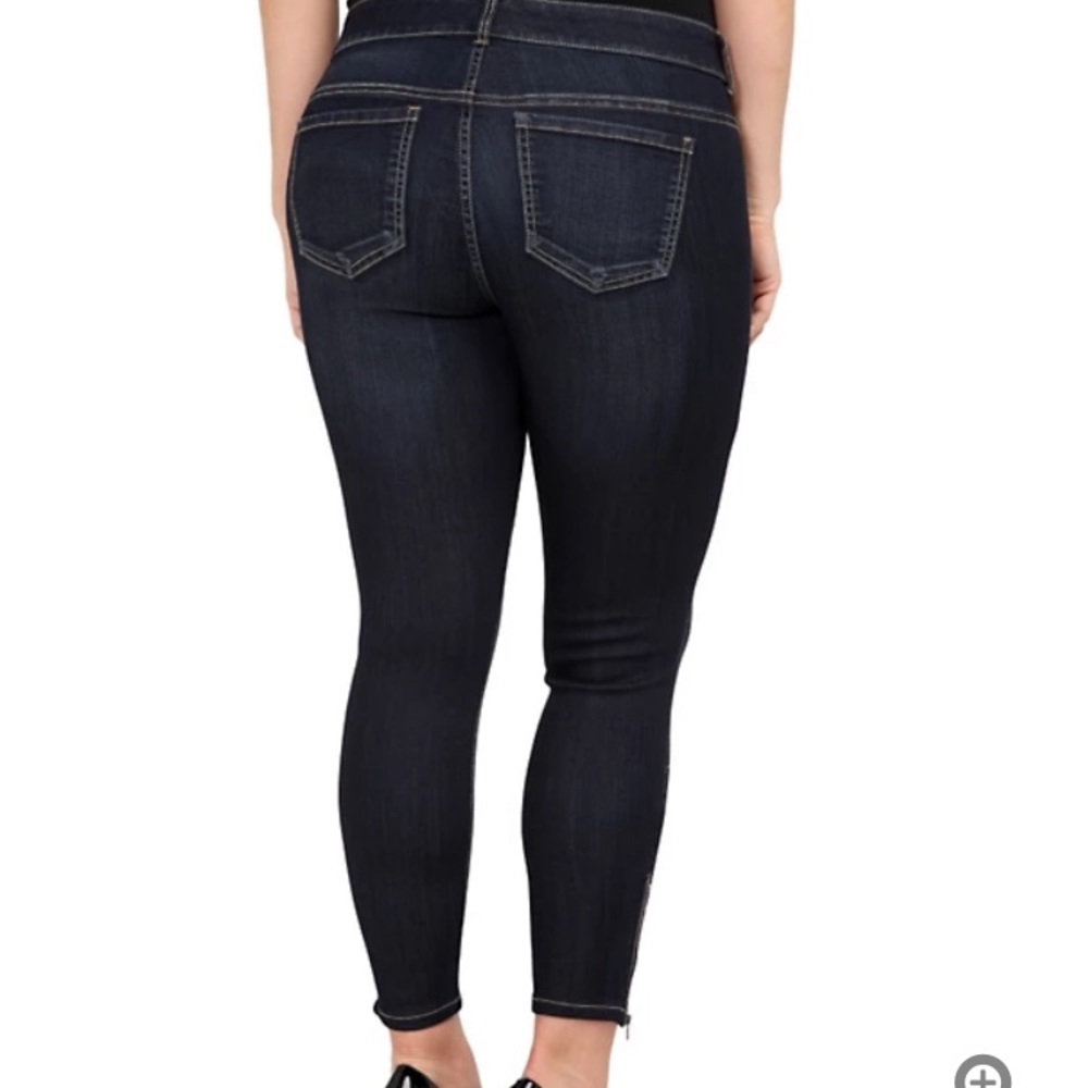 DARK WASH TORRID DENIM WITH ZIPPER ANKLE SIZE 18
